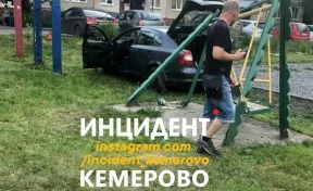 Соцсети: в Кемерове машина протаранила качели на детской площадке