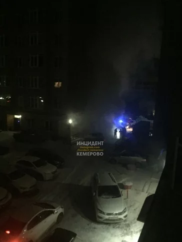 Фото: Ночью в кемеровском дворе загорелся Mercedes 2