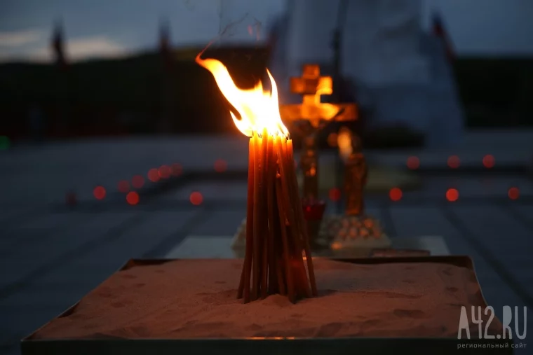 Фото: День памяти и скорби в Кемерове: минута молчания и «Звезда Победы» из свечей 31