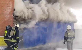 В Кемерове произошёл крупный пожар на СТО: опубликованы кадры происшествия