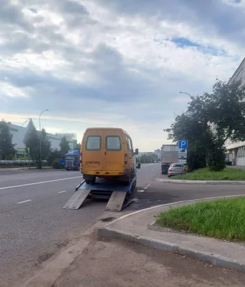 Фото: В Кемерове ГИБДД арестовала микроавтобус у водителя без прав 1