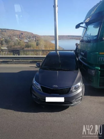 Фото: Кемеровские водители встали в пробке из-за ДТП на Кузбасском мосту 1