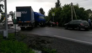 Фото: Столкновение фуры и легкового автомобиля на переходе в Кемерове попало на видео 1