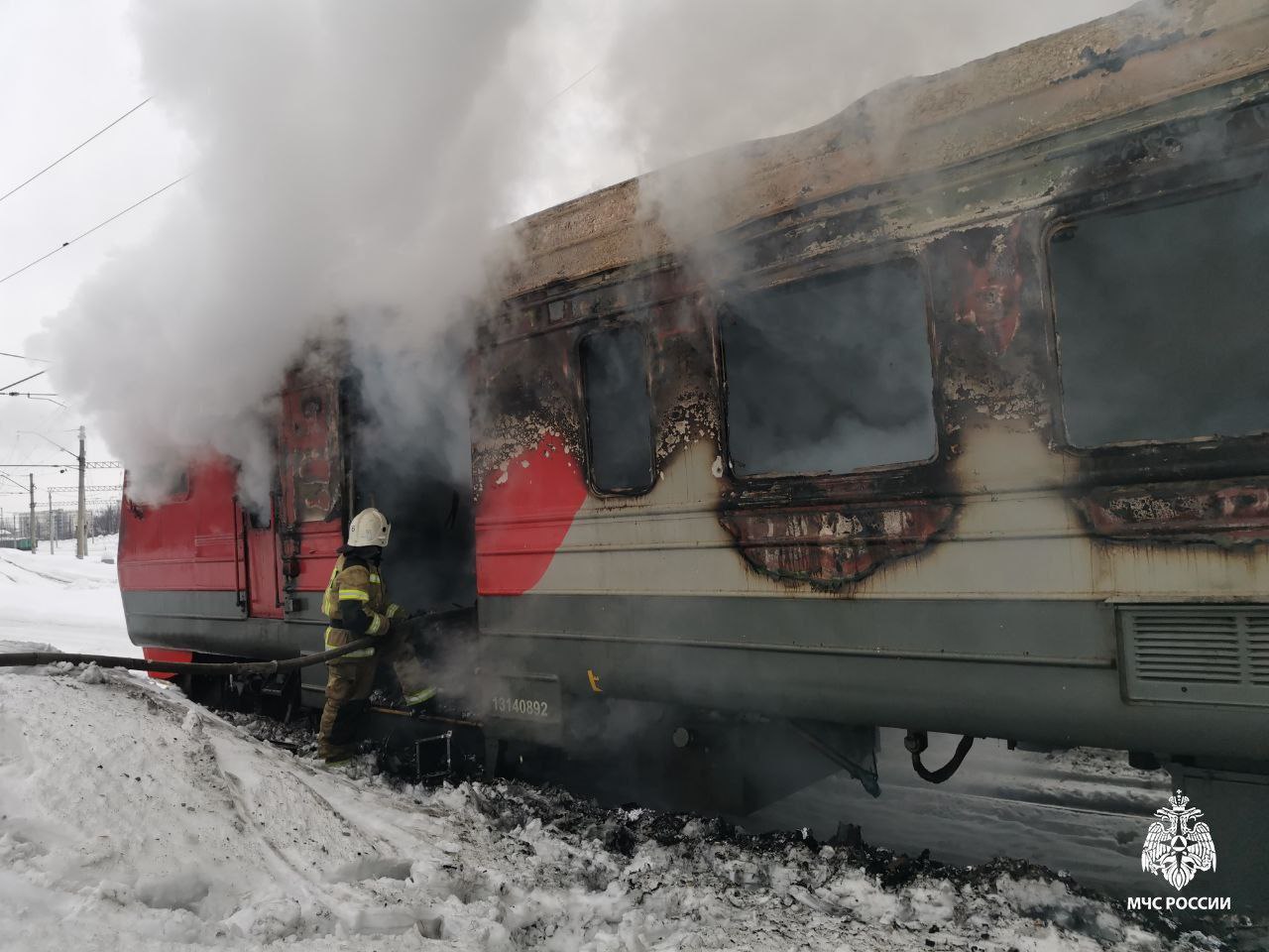 На железнодорожной станции в Башкирии загорелся локомотив. Машинист успел эвакуироваться