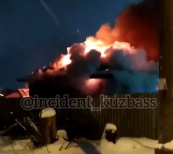 Фото: Тушили 30 человек: за вокзалом в Кемерове произошёл крупный пожар 1