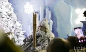 Пьяные Санта-Клаусы на БТР заблокировали въезд в британскую деревню