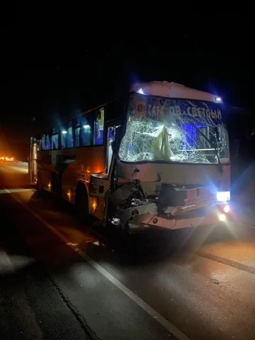 Фото: В Саратове пять пассажиров пострадали после столкновения автобуса с КамАЗом 1