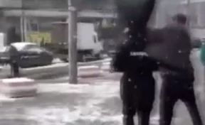 В Нижнем Новгороде пранкер натянул мусорный пакет на голову полицейскому