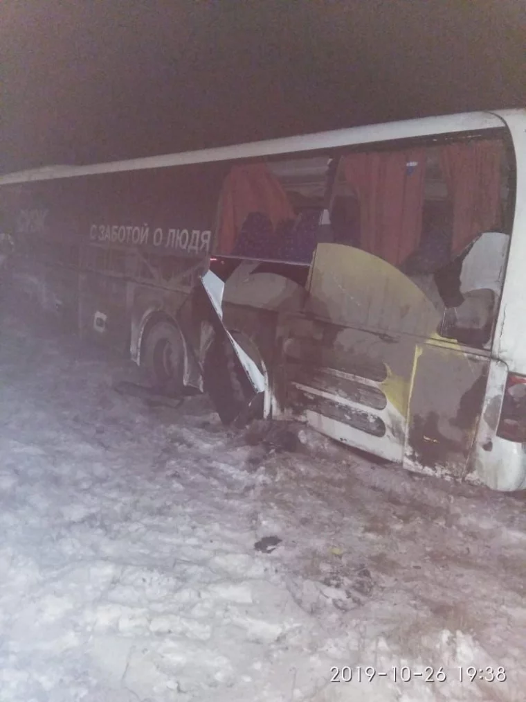 Фото: В Сети появились фото с места ДТП с вахтовым автобусом, в котором пострадали девять кузбассовцев 2