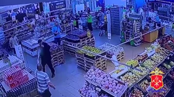 Фото: В Кемерове блогер выстрелил из сигнального пистолета в магазине 1