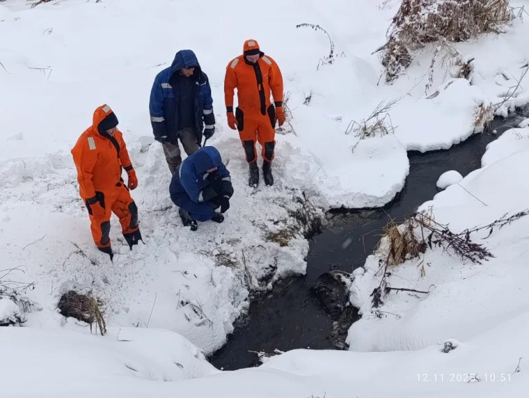 Фото: В Кемерове на Центральной улице прорвало трубу: обрушилась часть обочины дороги 2
