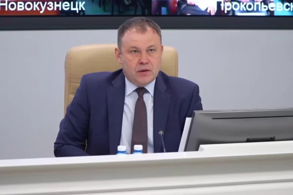 «Тротуары превратились в каток»: Илья Середюк прошёл по скользким кемеровским улицам