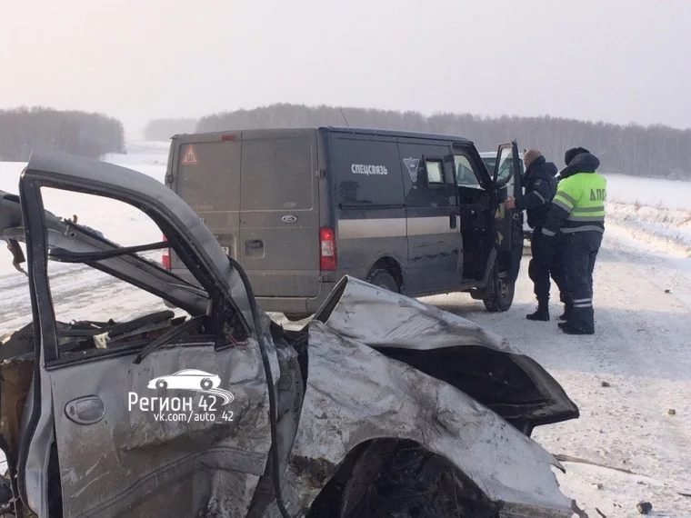 Фото: На ленинск-кузнецкой трассе Nissan разорвало надвое после столкновения с Volkswagen 6