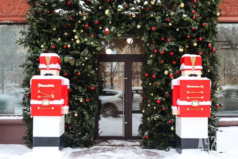 Фото: Праздник на витринах: новогодний декор на фасадах заведений Кемерова 23