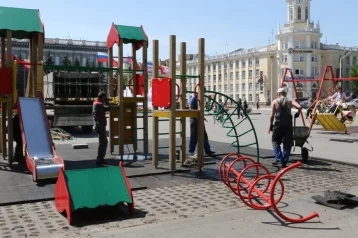 Фото: На площади Советов демонтировали детские игровые комплексы 1