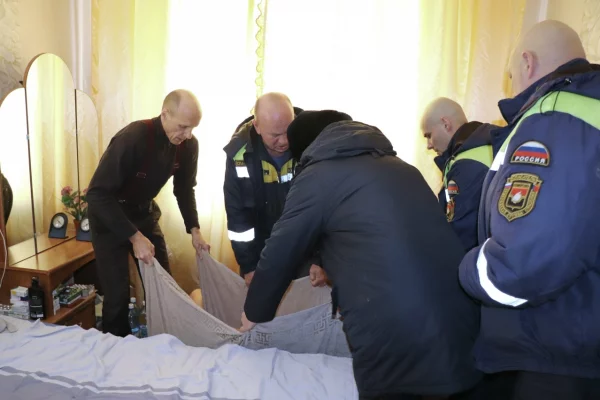 В Кемерове пострадавший пенсионер оказался без помощи в запертой квартире