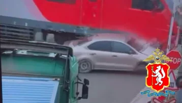 Фото: В Екатеринбурге электричка снесла выехавшую на пути иномарку  1