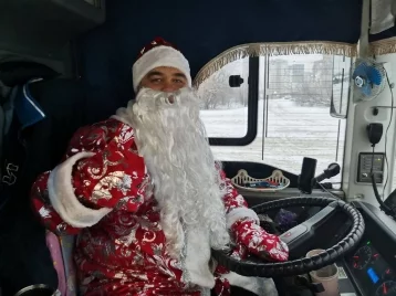 Фото: Снегурочки и Деды Морозы выходят на маршруты общественного транспорта в Кемерове 1