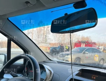 Фото: Два авто столкнулись на выезде из Кемерова: очевидцы делятся кадрами 2
