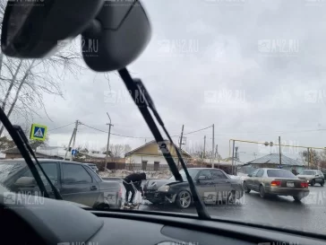 Фото: Два автомобиля столкнулись на оживлённом перекрёстке в Кемерове 2