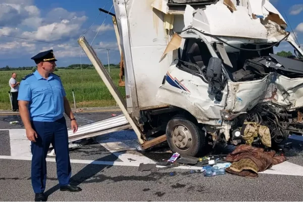 На трассе под Мариинском столкнулись грузовик и автобус: 1 человек погиб, 10 пострадали
