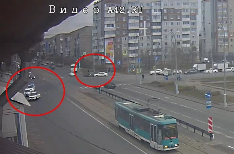 Фото: В Кемерове на одном перекрёстке за 17 минут произошли два ДТП 1