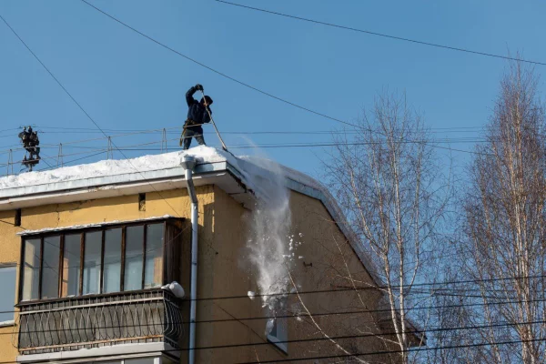 Мэр Кемерова объяснил горожанам, куда жаловаться на плохую уборку дворов и крыш