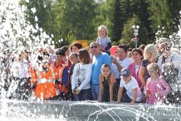 Фото: Перед филармонией в Кемерове открыли светомузыкальный фонтан 4