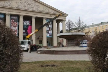 Фото: Илья Середюк: в Кемерове начали готовить к запуску фонтан у драмтеатра 1