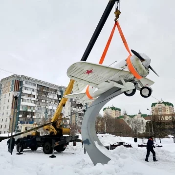 Фото: В сквере Новокузнецка демонтировали макет истребителя И-16 1