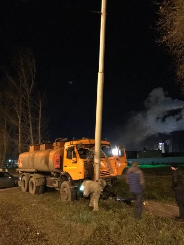 Фото: В Кемерове бензовоз врезался в опору наружного освещения 3