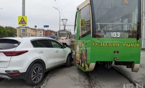 В Кемерове иномарка въехала в трамвай, образовалась пробка
