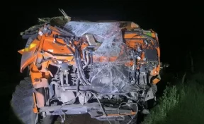 В Иркутской области «КамАЗ» съехал с дороги и врезался в жилой дом 