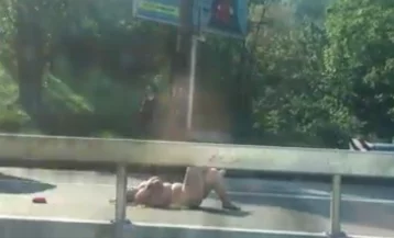 Фото: Голая киевлянка легла на дорогу в поисках любви 1