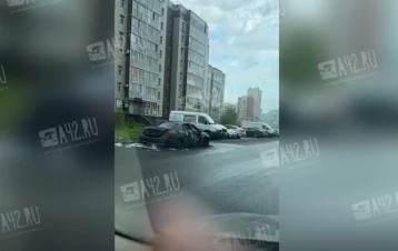 Фото: В Кемерове на улице Серебряный Бор ночью сгорел Mercedes-Benz 1