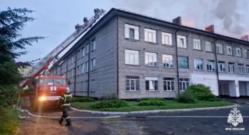 Фото: Гимназию в Горно-Алтайске тушат более 60 пожарных, открытое горение ликвидировано 1