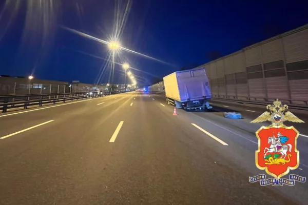 В Мытищах женщину насмерть сбило оторвавшееся колесо грузовика 