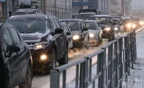Толпа автомобилистов устроила драку посреди дороги в центре Кемерова