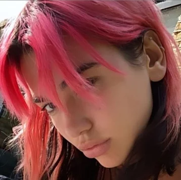 Фото: Новый тренд: женщины массово красят волосы в розовый на самоизоляции 1