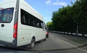 В Кемерове сняли на видео водителя микроавтобуса, выехавшего на встречную полосу