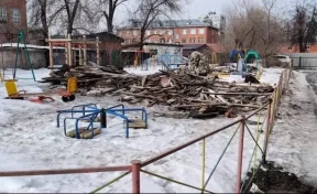 Рабочие захламили детскую площадку строительным мусором в Кемерове
