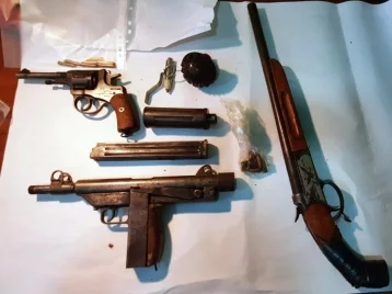 Фото: Пистолеты, обрез ружья и гранату неожиданно нашёл кузбассовец на своём огороде 1