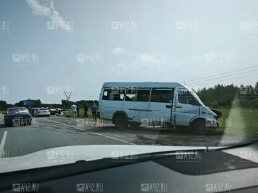 Фото: Под Новосибирском столкнулись иномарка и микроавтобус: есть погибшие 3
