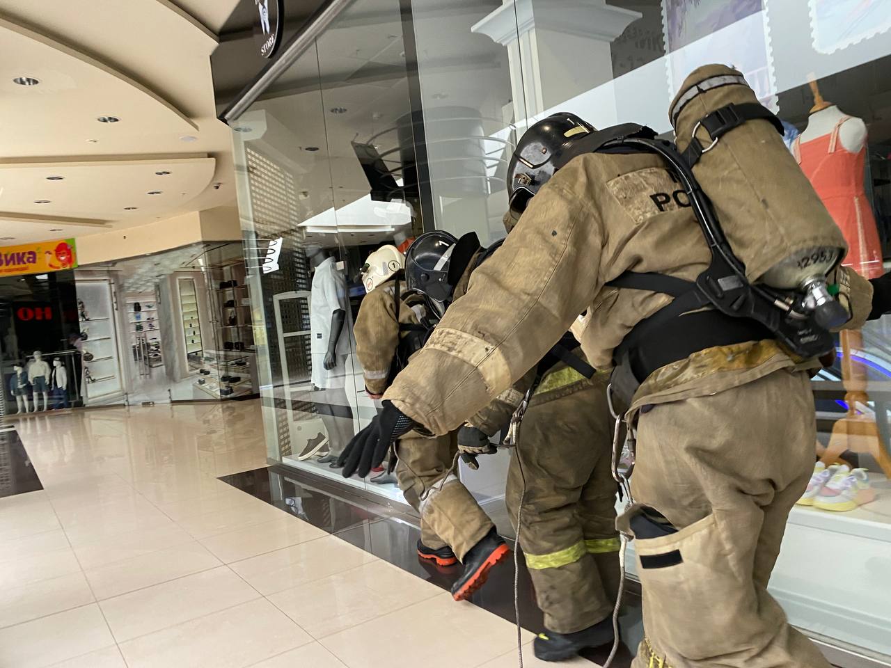 В Новокузнецке огнеборцы «ликвидировали» условный пожар в ТРЦ «Сити Молл»