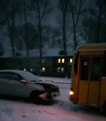 Фото: В Кемерове последствия столкновения автобуса и иномарки сняли на видео 1