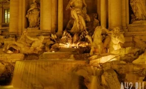 В Риме художник-вандал вылил краску в фонтан Треви