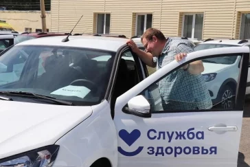 Фото: Илья Середюк: больницы Кузбасса получили 7 новых легковых автомобилей 2
