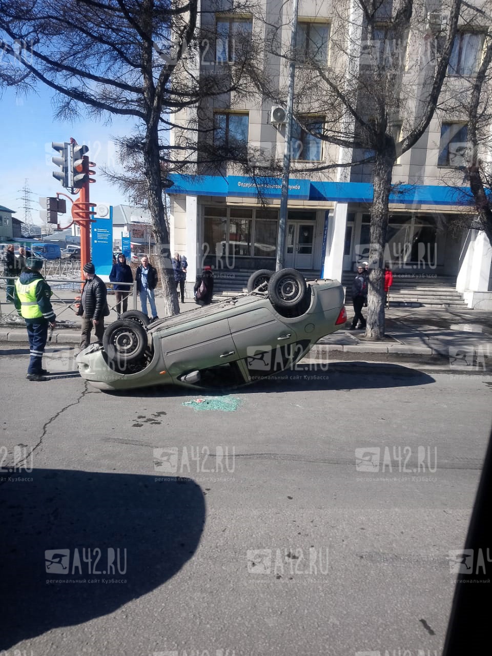 В Кемерове в результате ДТП перевернулся автомобиль