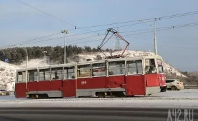 «Не могут пробиться через заносы»: кемеровчанка пожаловалась на сугробы на трамвайных рельсах