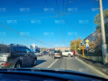 Фото: В Кемерове на улице Терешковой столкнулись два автомобиля: образовалась пробка 2